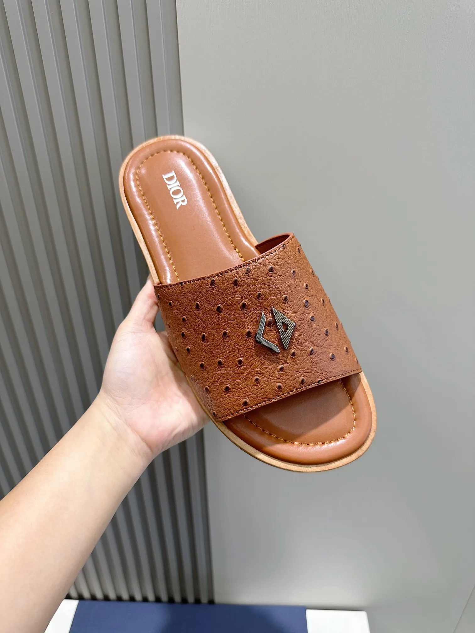 P320 [DIOR] Size 39-44 (38.45 custom-made) 2024ss Dior’s latest men’s slippers are a must-have. Dior Alias ​​Men's Genuine Leather Slippers This summer new Alias ​​sandal embodies a casual and elegant style. Carefully crafted from grained cow leather and Oblique printed fabric, with cowhide lining! Cross-strap design with metal-clad brass CD Diamond logo. The imported cowhide leather and rubber sole adds sophistication and comfort, while Oblique print-effect anti-slip panels add style.